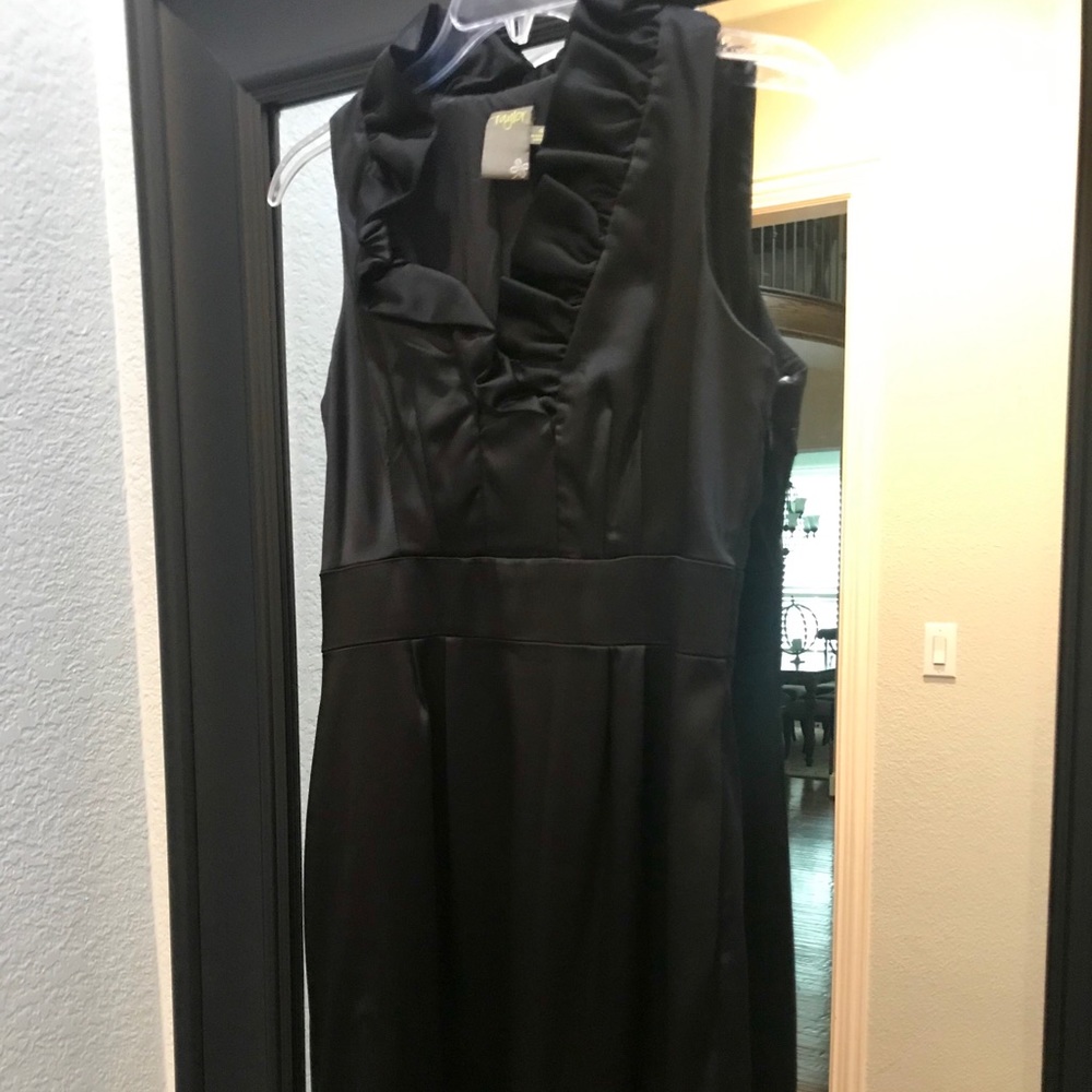 TAYLOR Black ruffled v neck & collar sleeveless